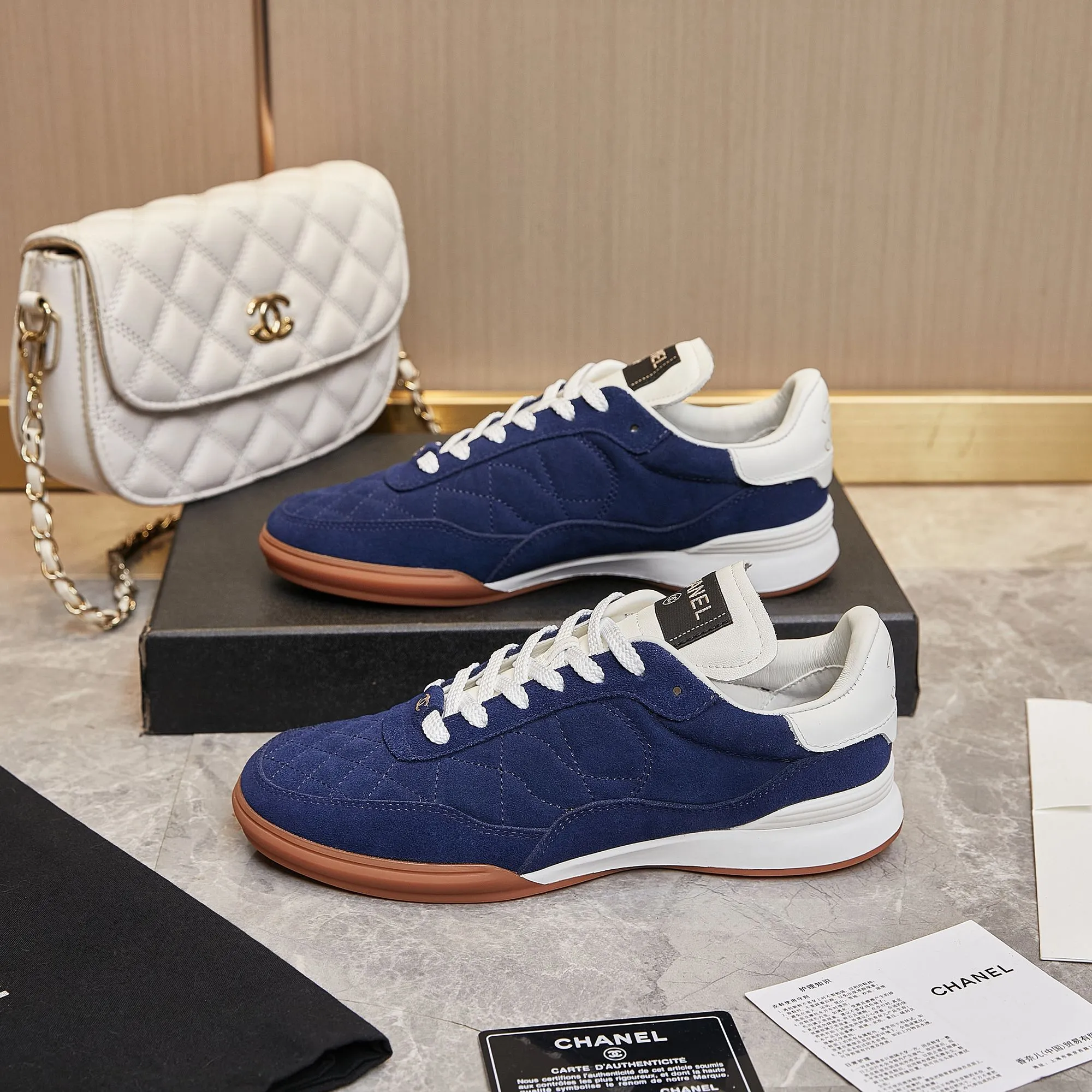 👟👟Ex-factory price 560👟👟 Chanel Chanel - 2024 counter top casual sports shoes This classic design; the upper is electro-embroidered with a variety of techniques; the outsole is fashionable and sporty; it is unusual to incorporate a variety of color matching elements... The diversified mix and match is very beautiful and versatile, casual, fashionable, sports and outdoor can be taken into account... ꫛꫀꪝ Go➫ Material: ❶Upper is made of: Original imported mixed-breed sheep ❷Inside made of: original imported breathable sheepskin ❸Outsole based on: original TPU outsole Full set of boutique packaging for women 35–41